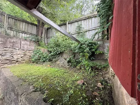 Exterior - 909 Bluff St, Hannibal, MO 63401 photo 3 of 6