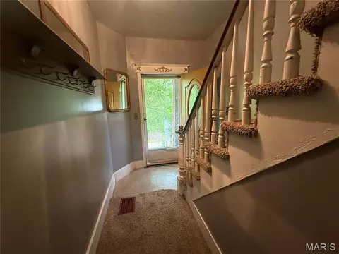 Entry Way - 909 Bluff St, Hannibal, MO 63401 photo 4 of 8