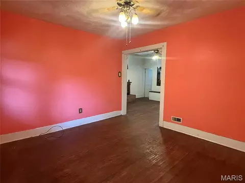 Living - 909 Bluff St, Hannibal, MO 63401 photo 3 of 3