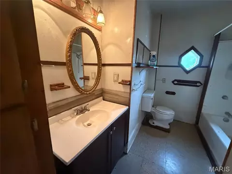 Bath - 909 Bluff St, Hannibal, MO 63401 photo 2 of 3