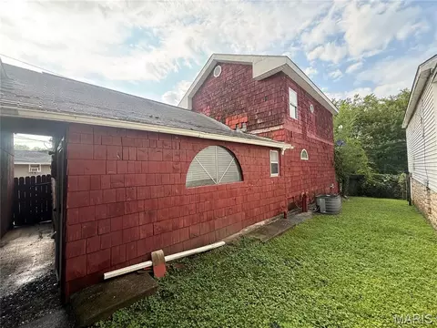 Exterior - 909 Bluff St, Hannibal, MO 63401 photo 5 of 6