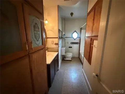 Entry Way - 909 Bluff St, Hannibal, MO 63401 photo 7 of 8