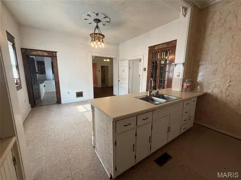 Kitchen - 909 Bluff St, Hannibal, MO 63401 photo 2 of 2