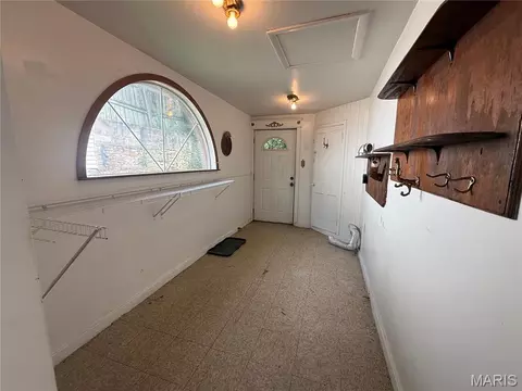Entry Way - 909 Bluff St, Hannibal, MO 63401 photo 6 of 8