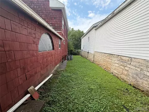 Exterior - 909 Bluff St, Hannibal, MO 63401 photo 4 of 6