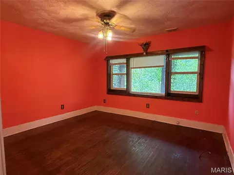 Bedroom - 909 Bluff St, Hannibal, MO 63401 photo 1 of 7