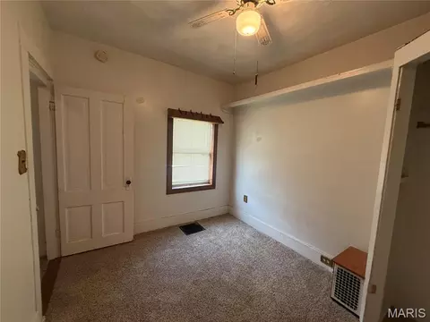 Bedroom - 909 Bluff St, Hannibal, MO 63401 photo 5 of 7