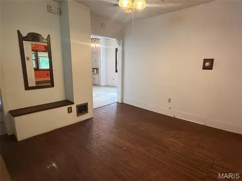 Living - 909 Bluff St, Hannibal, MO 63401 photo 2 of 3