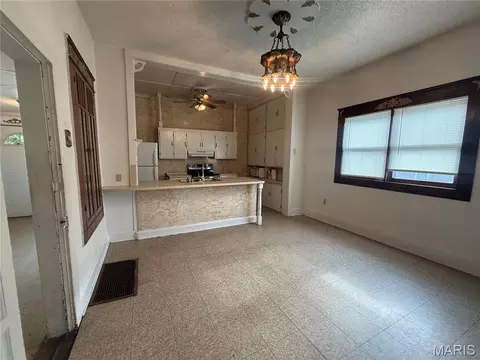 Dining - 909 Bluff St, Hannibal, MO 63401 photo 1 of 1