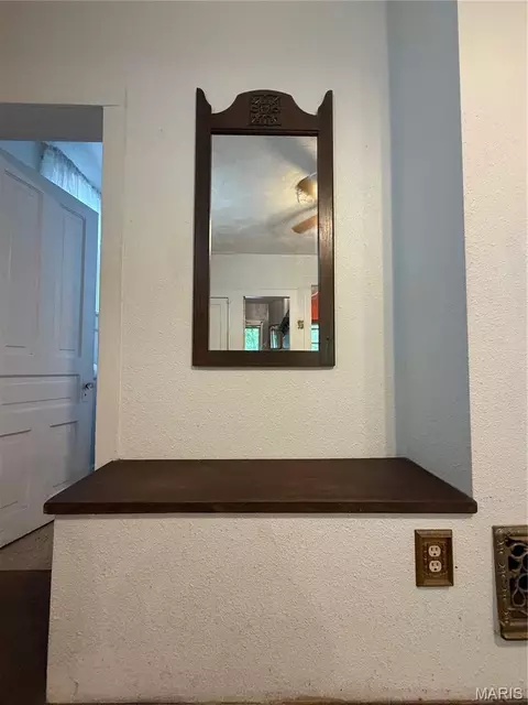 Entry Way - 909 Bluff St, Hannibal, MO 63401 photo 5 of 8