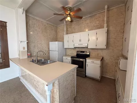 Kitchen - 909 Bluff St, Hannibal, MO 63401 photo 1 of 2