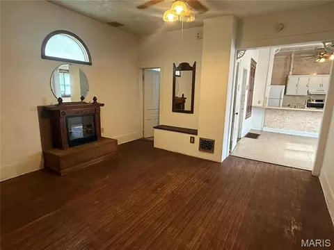 Living - 909 Bluff St, Hannibal, MO 63401 photo 1 of 3