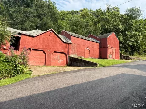 Exterior - 909 Bluff St, Hannibal, MO 63401 photo 2 of 6