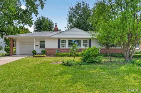 640 Lewiston Dr, Saint Louis, MO 63122