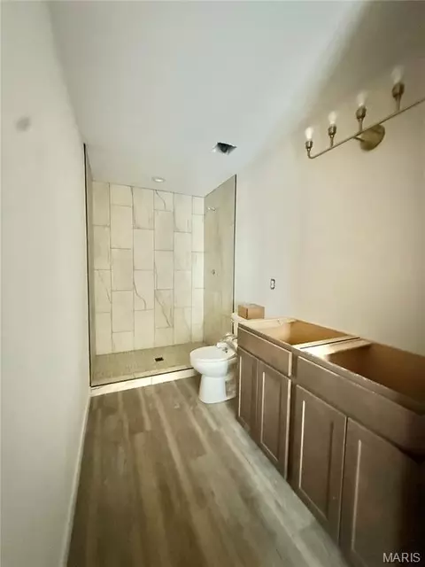Bath - 321 N 5th St, Pacific, MO 63069 photo 2 of 3