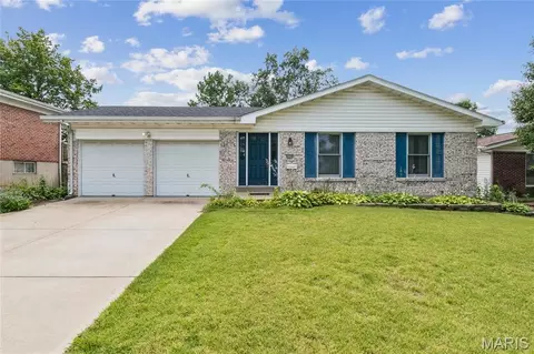 2700 Delaware Dr, Florissant, MO 63033