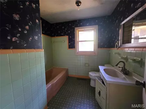 Bath - 925 Brown Ln, Kennett, MO 63857 photo 1 of 2