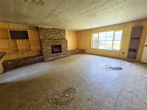 Living - 925 Brown Ln, Kennett, MO 63857 photo 2 of 5