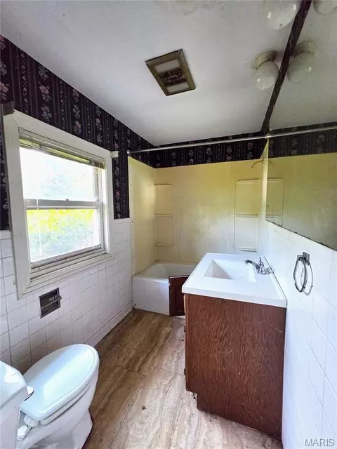 Bath - 925 Brown Ln, Kennett, MO 63857 photo 2 of 2