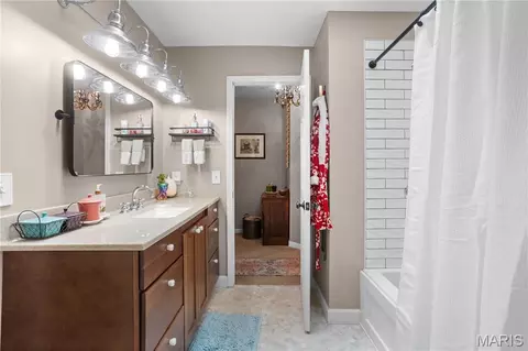 Bath - 280 Carmel Woods Dr, Ballwin, MO 63021 photo 2 of 4