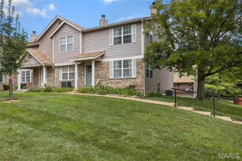 280 Carmel Woods Dr, Ballwin, MO 63021