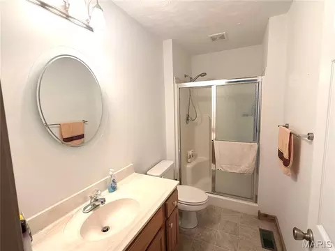 Bath - 29 Cherokee Dr, Sullivan, MO 63080 photo 1 of 2
