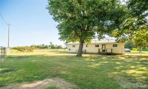 Exterior - 405 N Walker Ave, Gideon, MO 63848 photo 5 of 9
