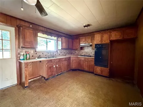 Kitchen - 405 N Walker Ave, Gideon, MO 63848 photo 1 of 2