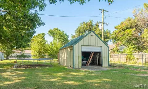 Exterior - 405 N Walker Ave, Gideon, MO 63848 photo 4 of 9