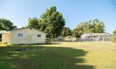 Exterior - 405 N Walker Ave, Gideon, MO 63848 photo 2 of 9