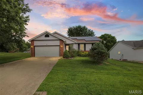 81 Englewood Dr, Glen Carbon, IL 62034