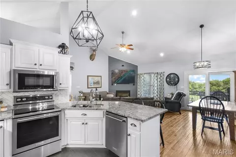 Kitchen - 125 Tumbleweed Pass, Jackson, MO 63755 photo 3 of 4