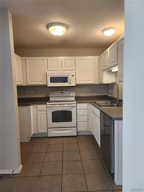 Kitchen - 321 Heritage Commons Cir, O'fallon, MO 63368 photo 1 of 1