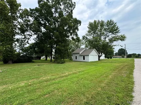 Exterior - 641 S Walnut St, Gerald, MO 63037 photo 5 of 10