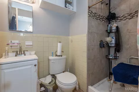 Bath - 6563 January Ave, Berkeley, MO 63134 photo 1 of 3