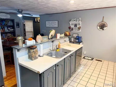 Kitchen - 200 E Boone St, Salem, IL 62881 photo 8 of 10