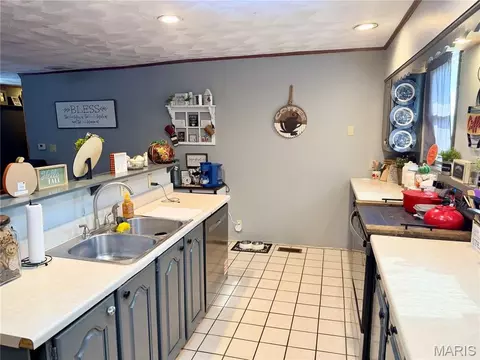 Kitchen - 200 E Boone St, Salem, IL 62881 photo 2 of 10