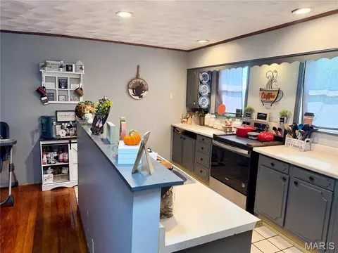 Kitchen - 200 E Boone St, Salem, IL 62881 photo 4 of 10