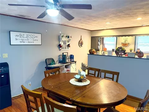 Dining - 200 E Boone St, Salem, IL 62881 photo 4 of 7