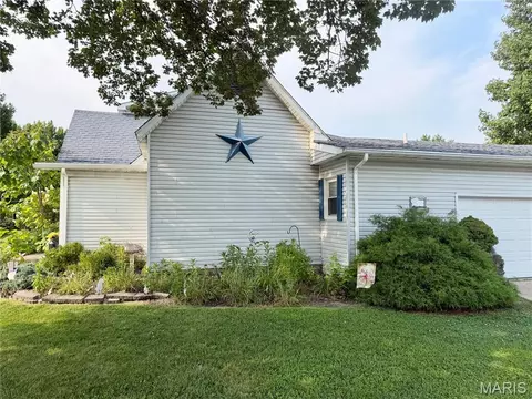 Exterior - 200 E Boone St, Salem, IL 62881 photo 1 of 8