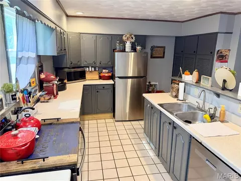 Kitchen - 200 E Boone St, Salem, IL 62881 photo 7 of 10