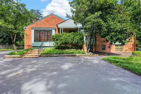 8 Winding Brook Ln, Ladue, MO 63124
