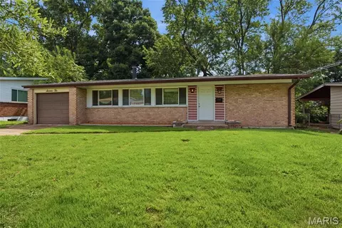 1610 Gallant Fox Dr, Florissant, MO 63033