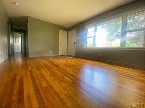 Living - 39 Bayview Dr, Ferguson, MO 63135 photo 1 of 3