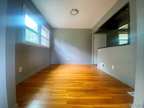 Living - 39 Bayview Dr, Ferguson, MO 63135 photo 3 of 3