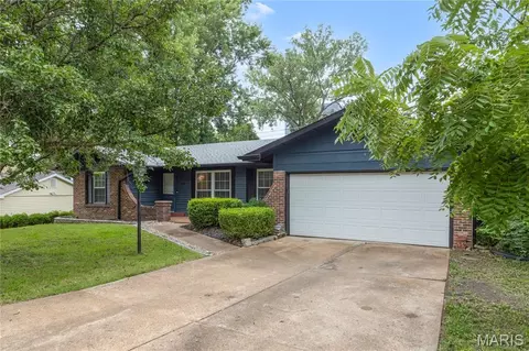 1722 Roth Hill Dr, Maryland Heights, MO 63043