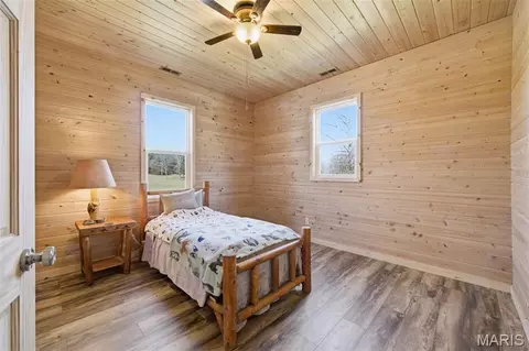 Bedroom - 1387 Hartshorn Rd, Hermann, MO 65041 photo 3 of 7