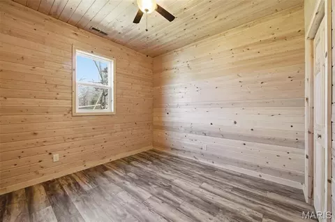 Bedroom - 1387 Hartshorn Rd, Hermann, MO 65041 photo 6 of 7