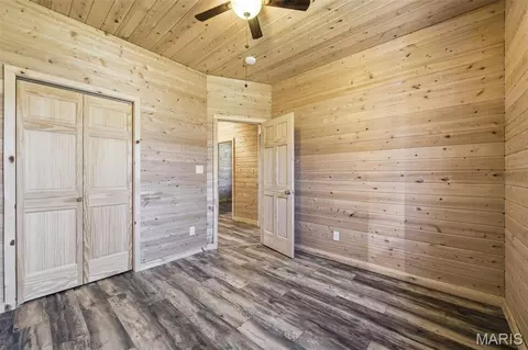 Bedroom - 1387 Hartshorn Rd, Hermann, MO 65041 photo 7 of 7
