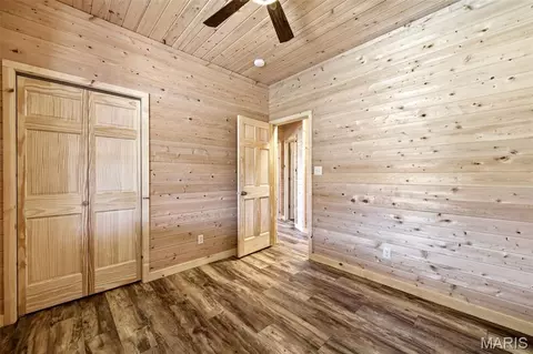 Bedroom - 1387 Hartshorn Rd, Hermann, MO 65041 photo 2 of 7